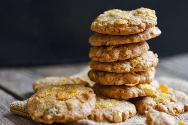 Çuval masa arkasında çikolatalı kurabiyeler, kurabiye tanelerini kapatın.
