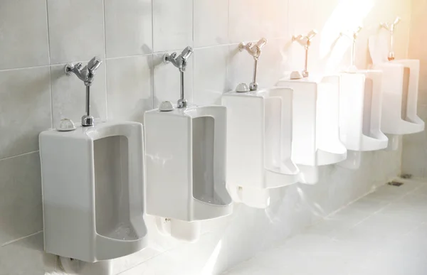 Fila Blocos Sanitários Urinários Para Homem Parede Azulejos Banheiro Público — Fotografia de Stock