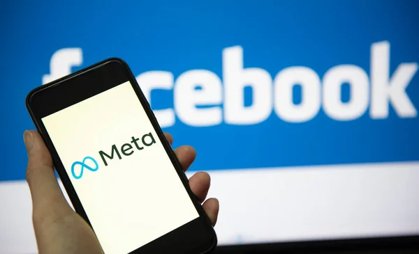 Логотип Meta Экране Смартфона Рукояткой Логотипом Facebook Заднем Экране Новый — стоковое фото