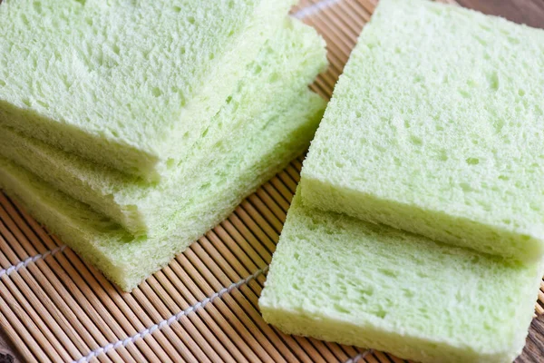 Φέτες Ψωμί Ξύλινο Πιάτο Τραπέζι Πράσινο Σάντουιτς Ψωμί Pandan — Φωτογραφία Αρχείου