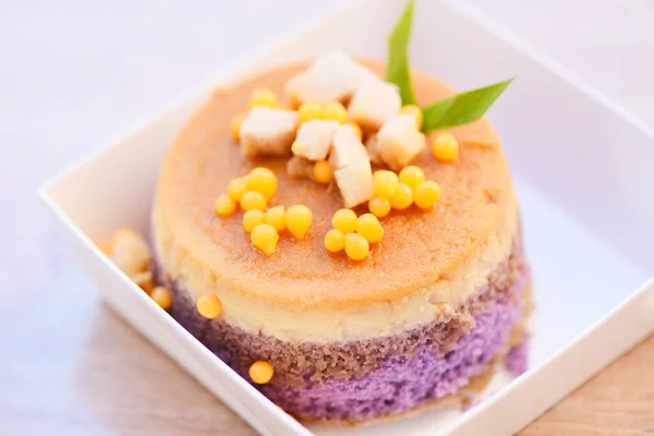 太郎ケーキトップビュースイーツスイーツ タイのムンビーンカード 箱の中の手作りケーキ — ストック写真