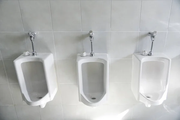 Ряд Туалетных Блоков Мужчин Черепичной Стене Общественном Туалете — стоковое фото