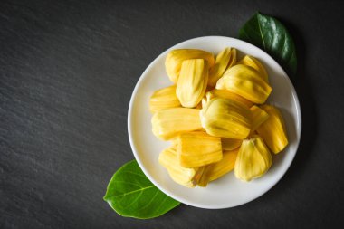 Koyu arkaplanda beyaz tabakta meyveler, meyveli meyveler, meyveli meyveler.