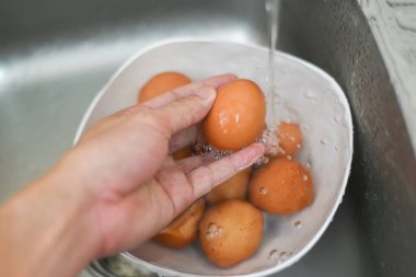 Yumurtaları yıka, lavaboda yumurta yıka. Tavuk yumurtalarını temizle.