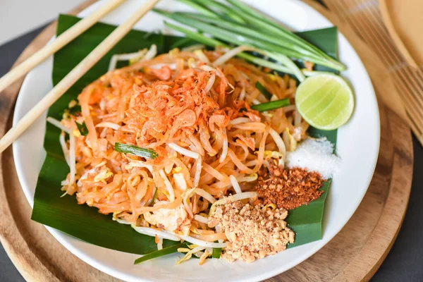 Comida Tailandesa Fideos Fritos Estilo Tailandés Con Gambas Brote Frijol — Foto de Stock