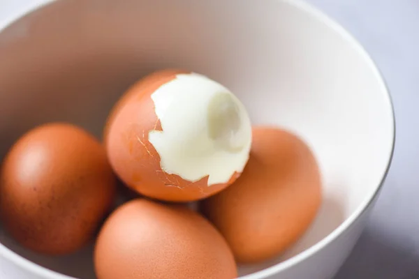 卵の朝食 新鮮な皮をむいた卵メニュー食品ボウルにゆで卵 卵料理健康的な食事の概念 — ストック写真