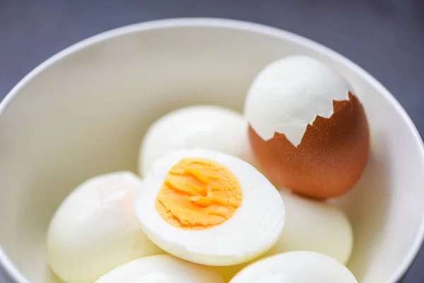 卵の朝食 新鮮な皮をむいた卵メニュー食品ボウルと卵殻でゆで卵 健康的な食事を調理するための半分の卵の黄身でカット — ストック写真