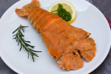 Düz başlı ıstakoz karidesleri beyaz tabakta servis edilir, taze terlik ıstakoz yassı kafa maydanozlu limon biberiyesi ile haşlanır deniz ürünleri restoranında, Rock Lobster Moreton Bay Bug