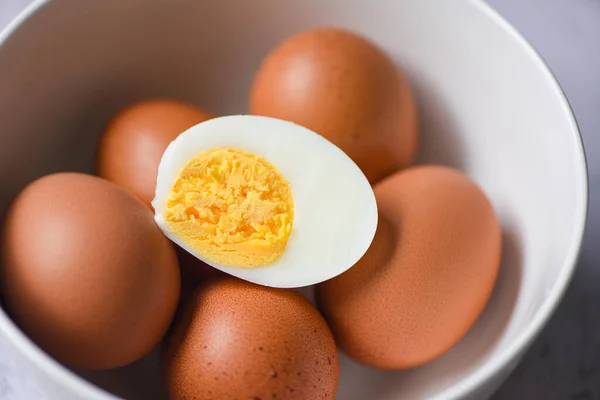 皮をむいた卵メニューの食べ物は ボウルや卵殻に卵をゆでた 健康的な食事を調理するための半分の卵の黄身でカット — ストック写真