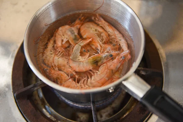 Crevettes Bouillies Dans Chaudron Sur Cuisinière Crevettes Menu Cuisine Concept — Photo