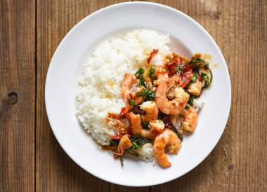 Kızarmış karides, pilav ve karidesli kızarmış fesleğen, Tayland yemeği üzerine karides ve kutsal fesleğen yaprağı.