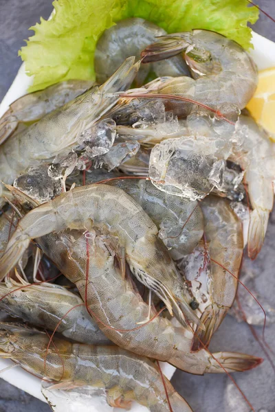 Camarão Fresco Para Cozinhar Com Especiarias Alface Salada Limão Fundo — Fotografia de Stock