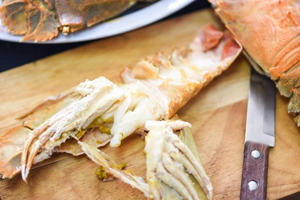 油炸龙虾虾仁放在木制切菜板上 煮熟的拖鞋龙虾虾仁虾仁片放在厨房里烹调 — 图库照片
