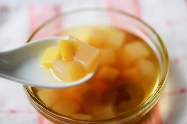 Chinesische Desserts Mix Ginkgo Nüsse Maniok Sirup Kokosgelee Longansaft Auf — Stockfoto