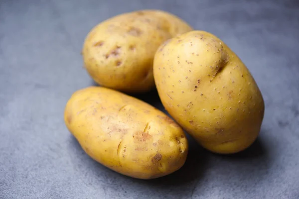 Batatas Cruas Frescas Fundo Escuro Batata Para Alimentos Cozidos — Fotografia de Stock