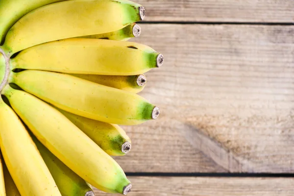 Čerstvé Banány Dřevěném Pozadí Zralé Banány Podlaze Pohled Shora — Stock fotografie