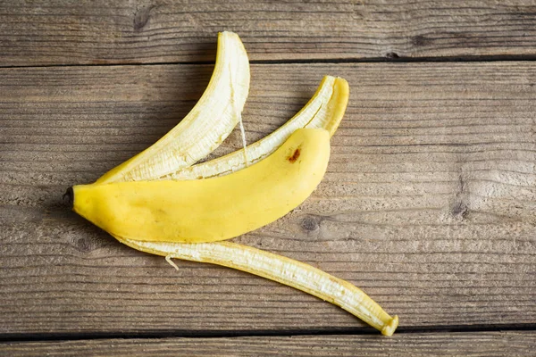 Buccia Banana Sfondo Legno Buccia Banana Matura Sul Pavimento Vista — Foto Stock