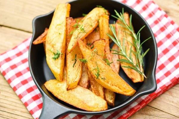 Batata Cunhas Prato Com Erva Alecrim Cozinhar Batatas Fritas Batatas — Fotografia de Stock