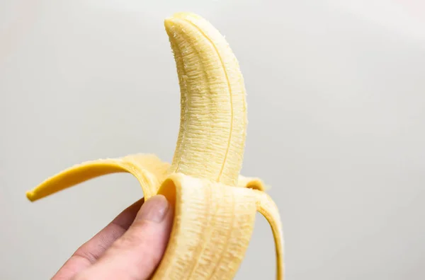 Buccia Banana Sfondo Grigio Close Buccia Banana Matura Portata Mano — Foto Stock
