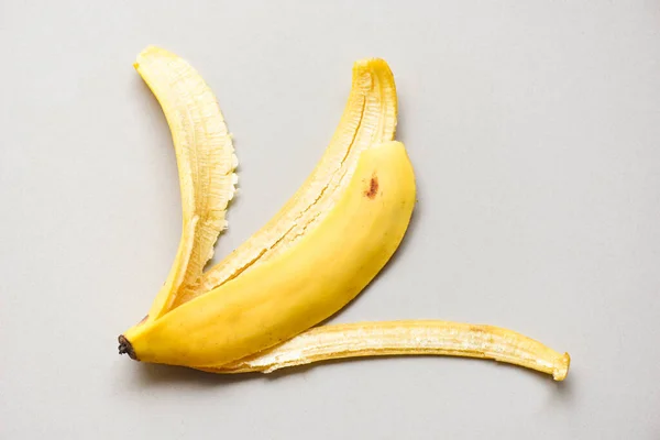 Buccia Banana Sfondo Grigio Buccia Banana Matura Sul Pavimento Vista — Foto Stock