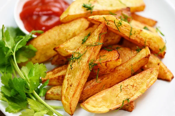 Aardappelschijfjes Wit Bord Met Rozemarijnkruidkoriander Tomatenketchupsaus Frietjes Gebakken Aardappelen — Stockfoto