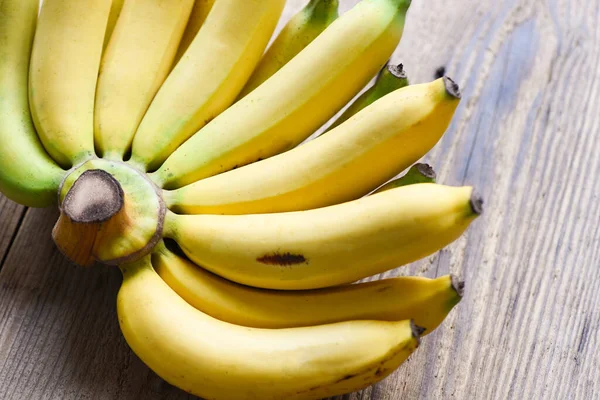 Čerstvé Banány Dřevěném Pozadí Zralé Banány Podlaze Pohled Shora — Stock fotografie