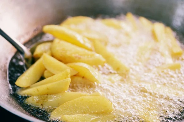 Cozinhar Batatas Fritas Fritar Batatas Óleo Quente Para Fatias Batata — Fotografia de Stock