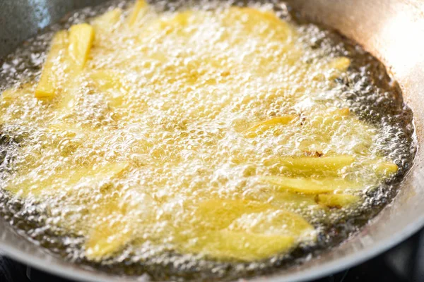 Frites Bakken Gebakken Aardappelen Hete Olie Voor Aardappelpartjes Gebakken Aardappelen — Stockfoto