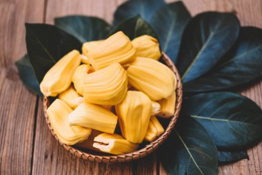 Olgun meyveler soyulmuş tropikal meyveler. Jackfruit ağacından taze taze, yapraklı ahşap meyveler.