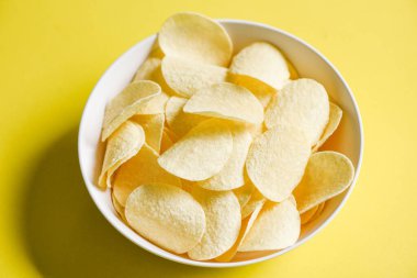 Kasede patates cipsi ve sarı arka plan, çıtır patates.