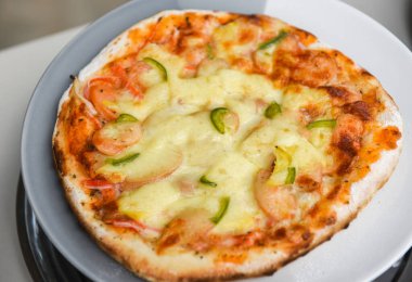 Ev yapımı pizza İtalyan yemeği geleneksel yemek, tabakta pizza peyniri