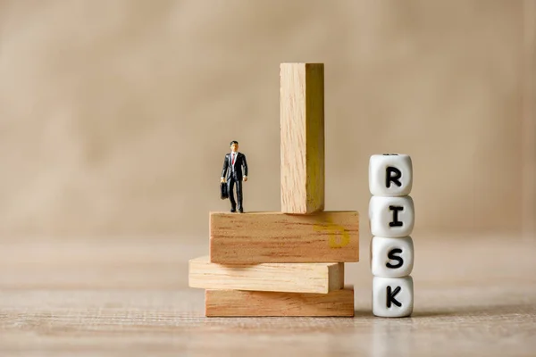 Risk Business Konzept Geschäftsmann Steht Auf Holzklötzen Risikokontrolle Und Management — Stockfoto