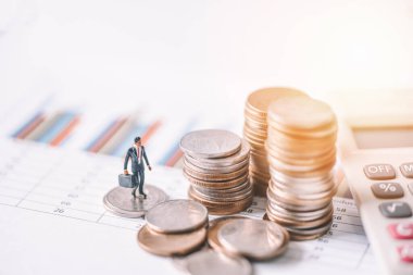 Yatırım konseptinin hesap makinesi analizi ile birlikte mali ve iş adamı paralarını iş grafiği kağıdına istifle.