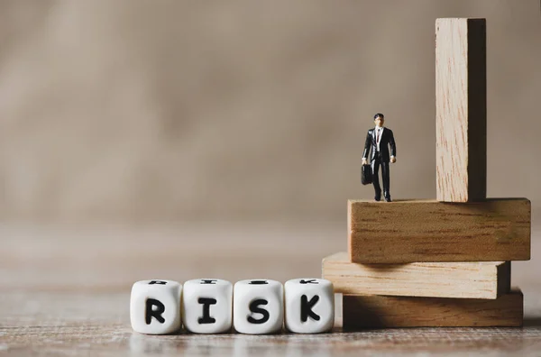 Risk Business Konzept Geschäftsmann Steht Auf Holzklötzen Risikokontrolle Und Management — Stockfoto