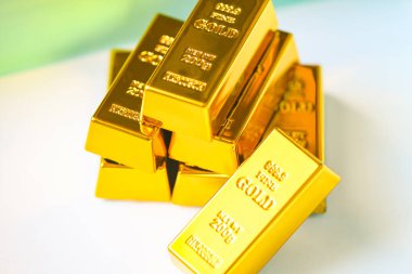 Beyaz arka planda altın külçeler, finans sektörü ekonomileri, zenginlik ve rezerv başarısı iş ve finans alanında altın külçeler