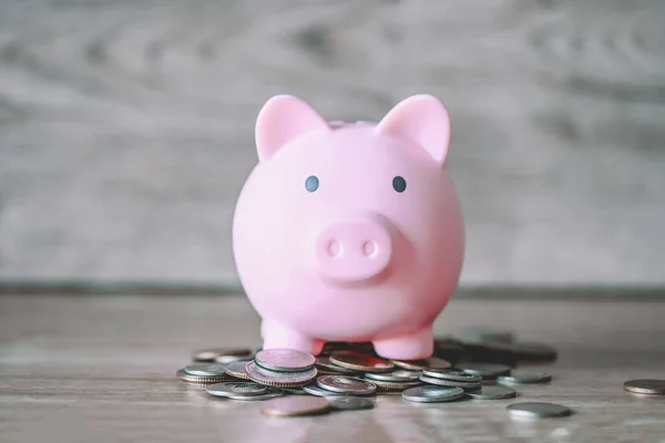 Piggy Bank Munten Houten Achtergrond Roze Spaarvarken Spaargeld Voor Onderwijs — Stockfoto