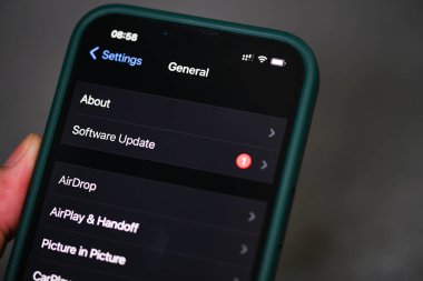 iPhone 13 Pro bildirim yazılımı güncellemesi iOS 15.5 ekranda, indirme güncellemeleri için iPhone elma cihazlarında 2022 yeni işletim sistemi: Bangkok, Tayland - 29 Mayıs 202