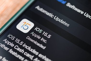 iPhone 13 Pro ve iOS 15.5 logosu ekranda, 2022 iPhone Apple cihazlarında yeni işletim sistemi güncellemeler için ios 15: Bangkok, Tayland - 29 Mayıs 2022
