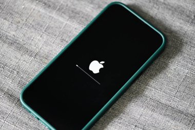 iPhone 13 Pro elma logosu yükleme ve kurma işletim sistemi ios 15.5 ekranda kapatma, elma cihazlarında yeni ios 2022 güncellemeler için v. ios 15: Bangkok, Tayland - 29 Mayıs 2022
