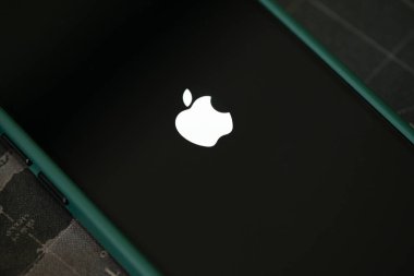 iPhone 13 Pro elma logosu yükleme ve kurma işletim sistemi ios 15.5 ekranda kapatma, elma cihazlarında yeni ios 2022 güncellemeler için v. ios 15: Bangkok, Tayland - 29 Mayıs 2022