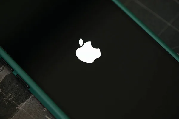 Iphone Pro Con Caricamento Del Logo Apple Installazione Del Sistema — Foto Stock