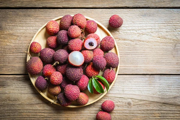 Lychee Frui Med Grönt Löv Träplatta Bakgrund Ovanifrån Färsk Mogen — Stockfoto