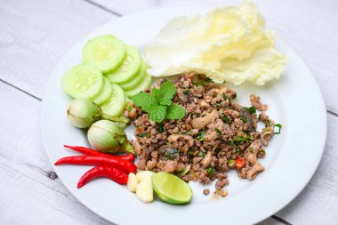 Baharatlı ördek, baharatlı ördek salatası baharatlı sebze, patlıcan, lahana, sarımsak, limon ve nane yaprağı.
