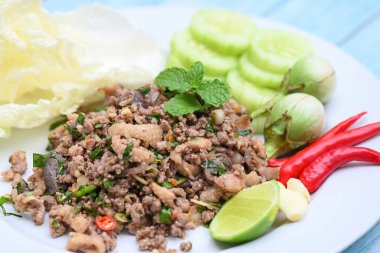 Baharatlı ördek, baharatlı ördek salatası baharatlı sebze, patlıcan, lahana, sarımsak, limon ve nane yaprağı.