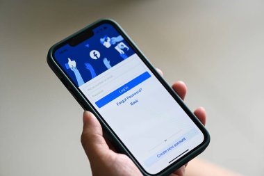 Apple iPhone 13 Pro 'da Facebook uygulama simgesi, Meta' nın popüler sosyal medya ağında giriş sayfası facebook logosu olan akıllı telefonu tutuyor,: Bangkok, Tayland - 3 Haziran 2022
