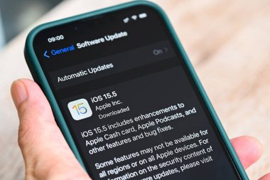 iPhone 13 Pro ve iOS 15.5 logosu ekranda, 2022 iPhone Apple cihazlarında yeni işletim sistemi güncellemeler için ios 15: Bangkok, Tayland - 29 Mayıs 2022
