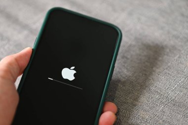 iPhone 13 Pro elma logosu yükleme ve kurma işletim sistemi ios 15.5 ekranda kapatma, elma cihazlarında yeni ios 2022 güncellemeler için v. ios 15: Bangkok, Tayland - 29 Mayıs 2022