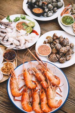 Karides kabuklu deniz ürünleri tabağı, mürekkep balığı midyesi, deniz ürünleri soslu, biberli, limonlu, karidesli, açık büfe deniz ürünleri menüsü.