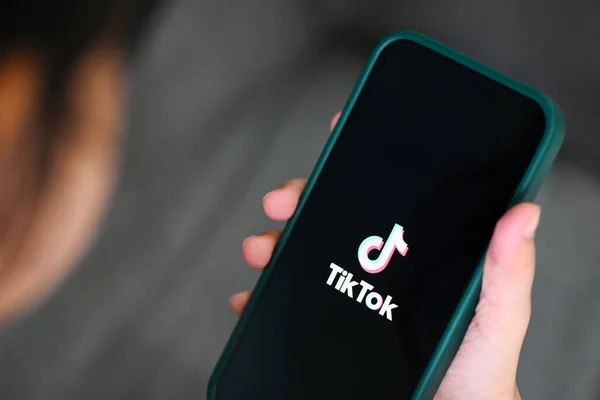 Kind Hält Smartphone Mit Tiktok Application Icon Auf Apple Iphone — Stockfoto