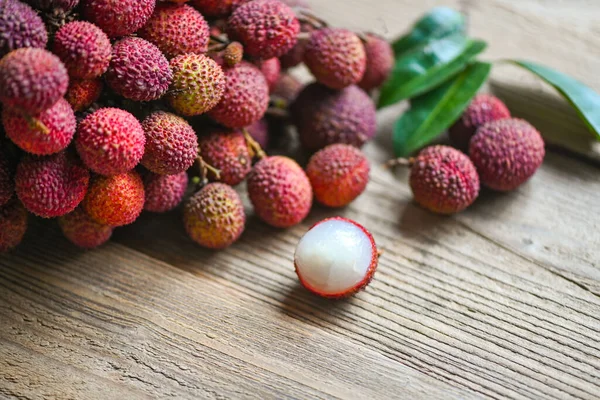 Lychee Fruit Houten Achtergrond Met Groen Blad Verse Rijpe Lychee — Stockfoto
